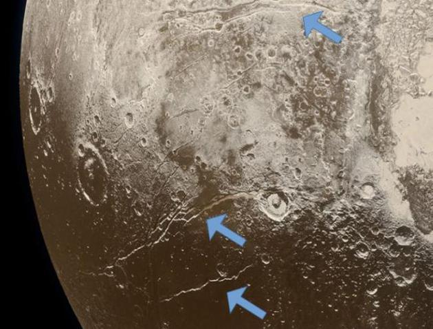 箭头标明了冥王星表面延展断层的位置,表明了冥王星地壳的扩张,科学家认为这是由于地下海洋的冻结造成的