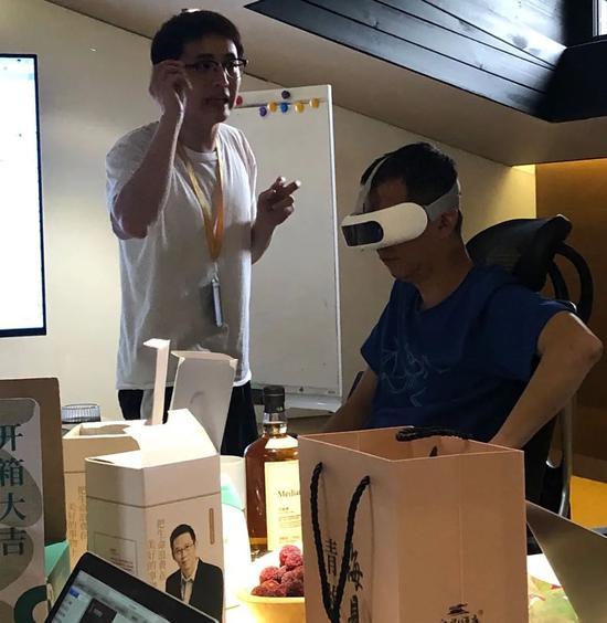 选品会上试用产品