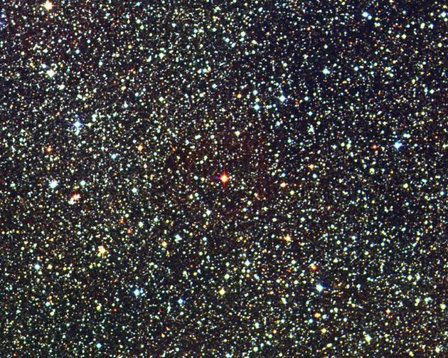数字化巡天(Digitized Sky Survey)的一部分,显示了距离太阳最近的恒星——比邻星(红色中心)。比邻星距离地球4.2光年。光传播到这颗恒星的时间以年为单位,其传播距离几乎就等于它与我们的距离(以光年为单位)。