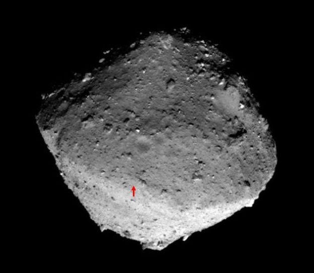“隼鸟2号”拍摄的小行星“龙宫”,红色箭头指示预计采样位置