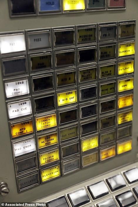 助推器系统工程师控制台上的按钮被点亮