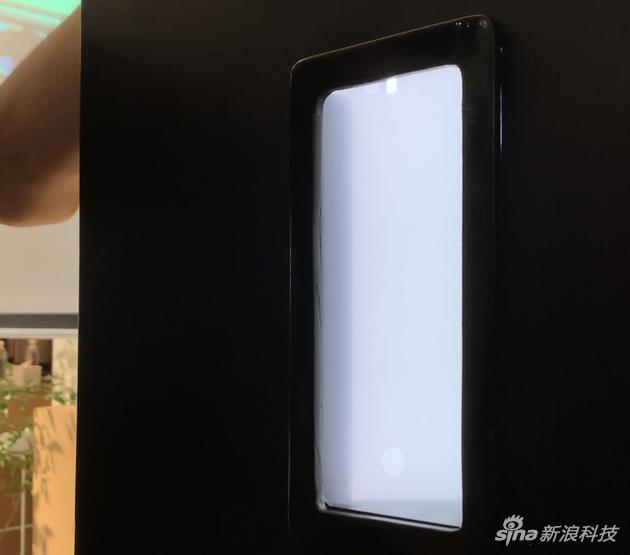 中兴现场展示的屏幕开孔