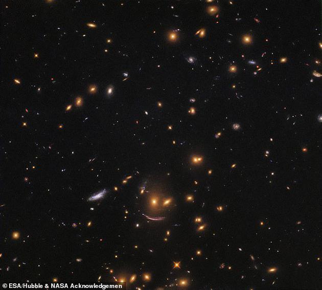 今年早些时候,哈勃望远镜发布了由第三代广域照相机拍摄的“笑脸星团”(官方名称为SDSS J0952+3434)的最新照片