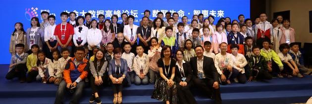 与会嘉宾与同学们合影留念