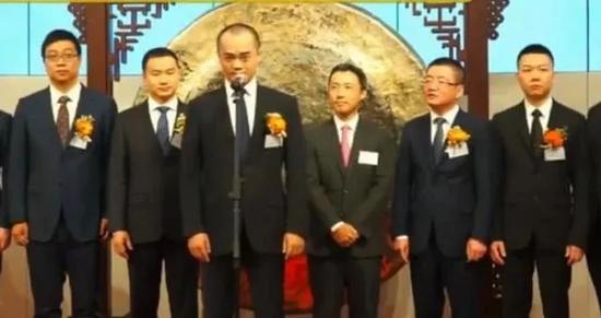 美团点评港交所上市现场图,左二为穆荣均