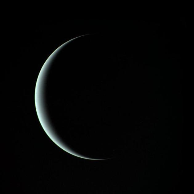 图为NASA旅行者2号探测器1986年1月24日拍摄的天王星,图中可看出天王星蓝色的冰冻大气层。虽然旅行者2号曾近距离飞越天王星,但天王星大气的成分始终是个未解之谜,时至今日方才揭开。