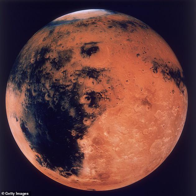 火星模拟土壤是基于“海盗号”着陆器和“火星探路者”着陆器采集的火星土壤信息制作的,科学家指出,制造的火星模拟土壤与真实的火星风化层土壤十分相似,模拟土壤主要成分来自夏威夷莫纳罗亚山和莫纳克亚山之间的火山灰。