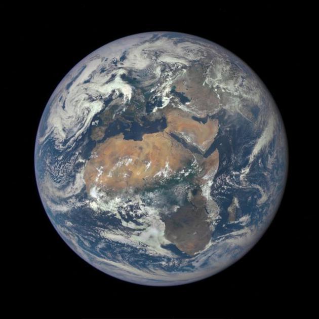 目前为止地球运行一切平稳,太阳系其他行星体积相对较小,虽然它们确实会以某种微妙的方式扭曲和影响地球轨道,但它们不会造成彻底的破坏和轨道不稳定。
