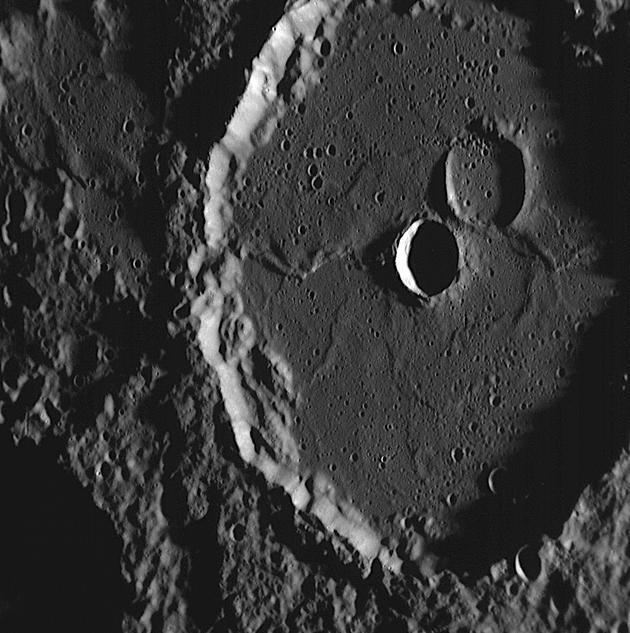 美国水手10号拍摄的水星上的马肖火山口,其直径大约100千米,以中世纪的法国诗人和作曲家Machaut命名