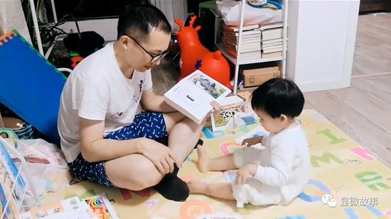 奶爸在陪伴女儿读英文绘本