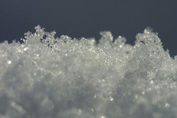 虽然许多雪花堆在一起时、看上去可能都差不多,但假如将它们分开,就能看出每片雪花都有自己的特点。