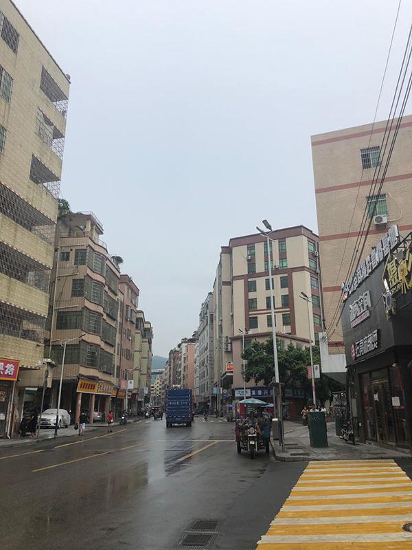 大源村是广州郊区的一个城中村,也是全国知名的电商村。今年5月,大源村成立直播基地,欲转型为“直播村”。本文图片 澎湃新闻记者 陈绪厚 图