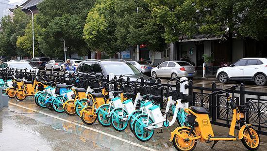 停放在路边的共享电单车。图片来源:视觉中国