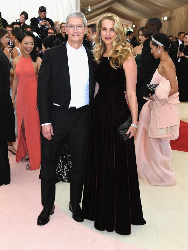 库克与乔布斯遗孀劳伦·鲍威尔·乔布斯(Laurene Powell Jobs),在2016年的Met Gala上