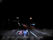 Uber自动驾驶撞死行人视频：撞车前测试人员在开小差