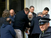 阿桑奇被捕时带走了这本书 还在法庭上看了起来