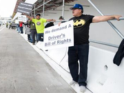 美国多地网约车司机罢工：“赚这点钱根本活不下去”