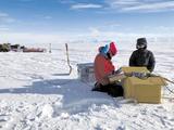 南极冰层下首次探测到大型地下水系统