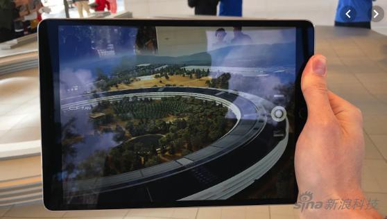 苹果总部旁边的访客中心有个Apple Park模型,这就能给任何游客提供体验AR的机会