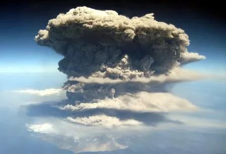 加勒比海区的苏佛里耶 (Soufriere) 火山喷发形成蘑菇云,被一位旅客在飞机上拍到。| 来自网络