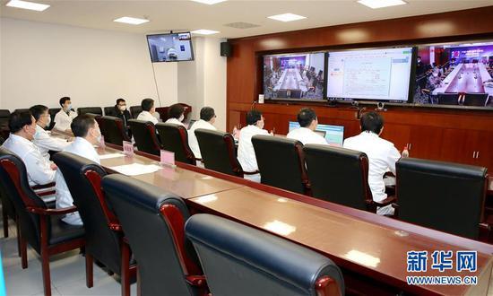 2月9日,解放军总医院和火神山医院开展首次5G网络远程会诊。 新华社发(孔令占 摄)