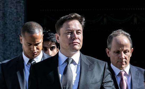 图8:马斯克离开位于纽约的联邦法庭
