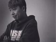 他把手插在兜里，离开了这个世界