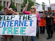 美国废除“网络中立” 反对者强烈抗议吓坏FCC主席