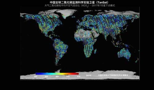 大气所反演算法获取的首幅中国碳卫星大气二氧化碳全球分布图,(上图)2017年4月,(下图)2017年7月。色标表示大气二氧化碳柱平均干空气混合比(XCO2)。