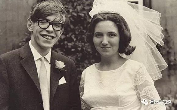 1966年,霍金与第一任妻子珍妮·怀尔德结婚的照片