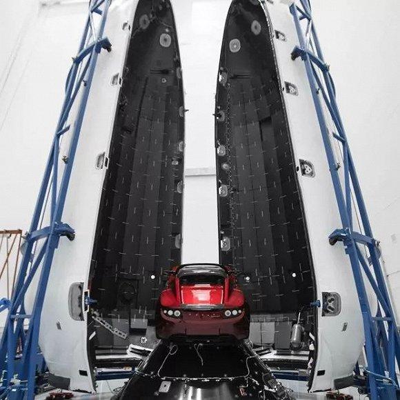 SpaceX和特斯拉公司创始人埃隆•马斯克(Elon Musk)在Instagram上分享了7张照片,显示一辆红色特斯拉跑车装入一枚“猎鹰”重型火箭之中。