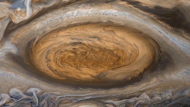 图中是木星大红斑图像,是1979年7月7日美国宇航局“航行者2号”探测器飞越木星表面时拍摄的。