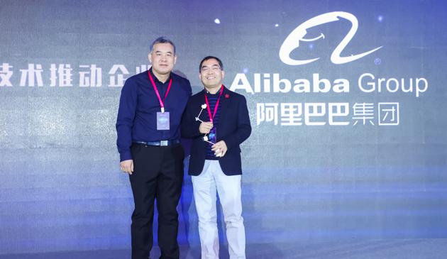 阿里巴巴人工智能实验室北京中心负责人 聂再清(右一)与中国科学院物理研究所研究员 科学传播专家 曹则贤 (左一)