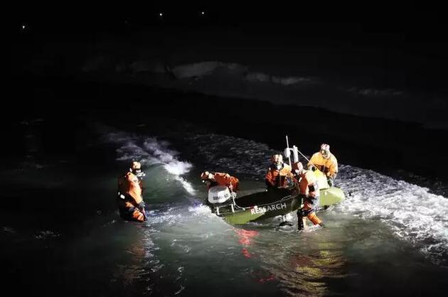约根·伯奇和同事们用一只自动小船来研究极夜期间光污染对海洋生物的影响。
