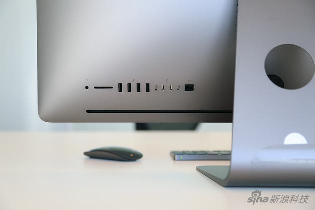 对比iMac,iMac Pro背后多了一排出风口