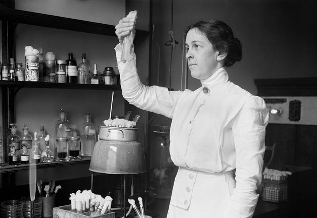 STEM领域本科生中女性占57%,但是她们在不同领域却存在较大差异。女性本科学历主要是生活和社会科学领域,但在计算机科学和工程领域的本科生人数仅占不到20%,这种性别的差异性持续保持了几十年时间。
