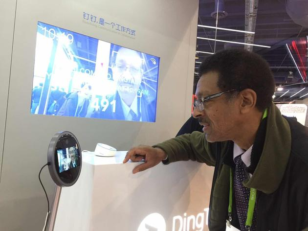 图3:国外参观者体验钉钉的“刷脸打卡”