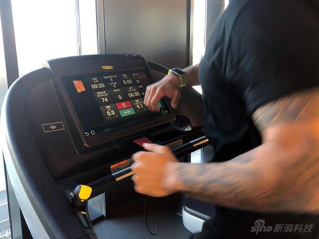 一部支持GymKit技术的跑步机