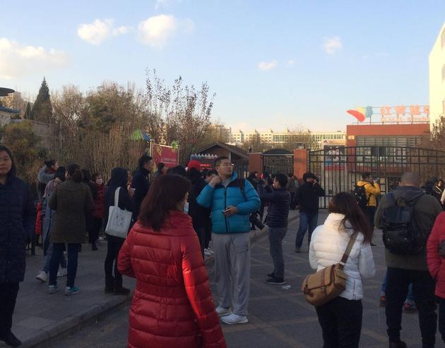品玩在事发幼儿园的现场拍照