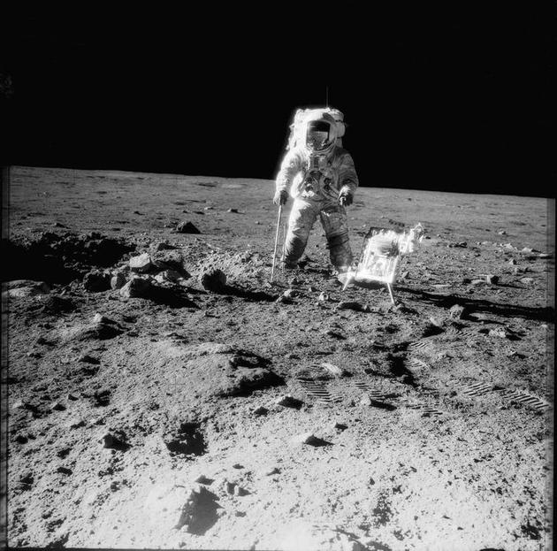 1969年11月,“阿波罗12号”宇航员登陆月球表面。