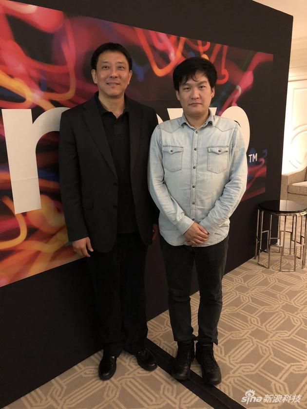 图为:新浪科技记者与刘军合影