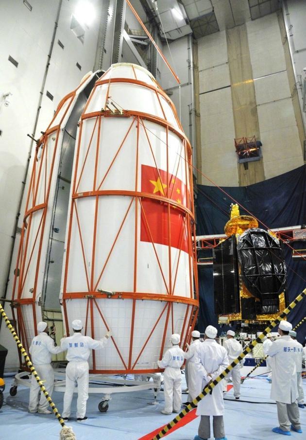 中星-9A即将装入整流罩