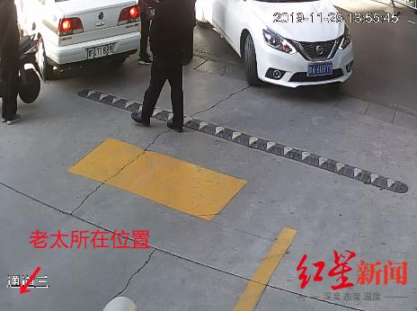 ▲看到张先生的车后,家属和警方人员主动让开