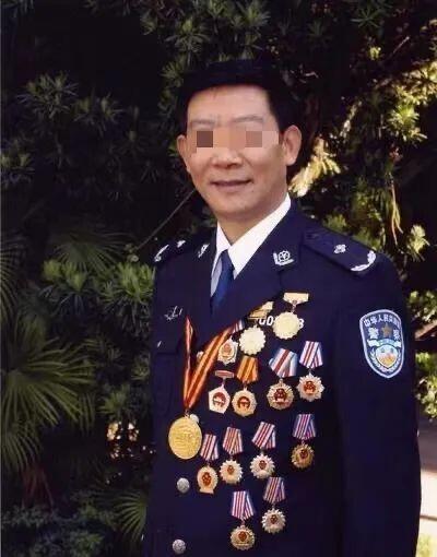 满身勋章的陈新民