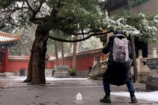 △拍摄中的张林 摄影/李睦麟 来源/@故宫博物院