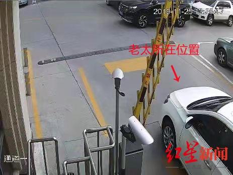 ▲张先生的车进入道闸杆内