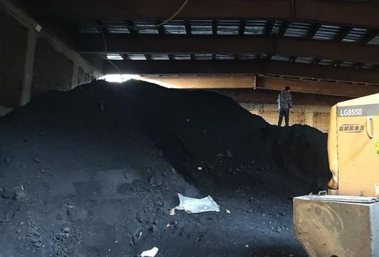 黑煤窑建在地下的储煤仓,存放有百余吨未运出煤。新京报记者 李英强 摄