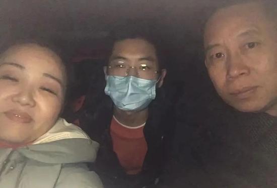 接到孙卓后,孙妈妈拍下一家三口的合影