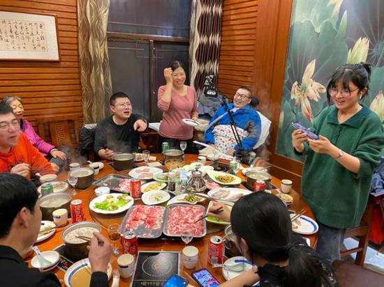 2月2日,朱铭骏一家人在饭店庆祝他的29岁生日