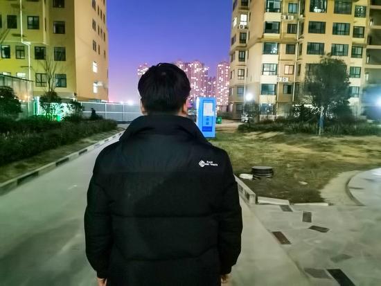 3岁女童受害者的父亲,前面就是女儿被伤害的地方。摄影:樊夫